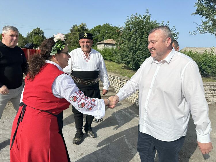 Нова каменна арка посреща жителите и гостите на Узунджово 