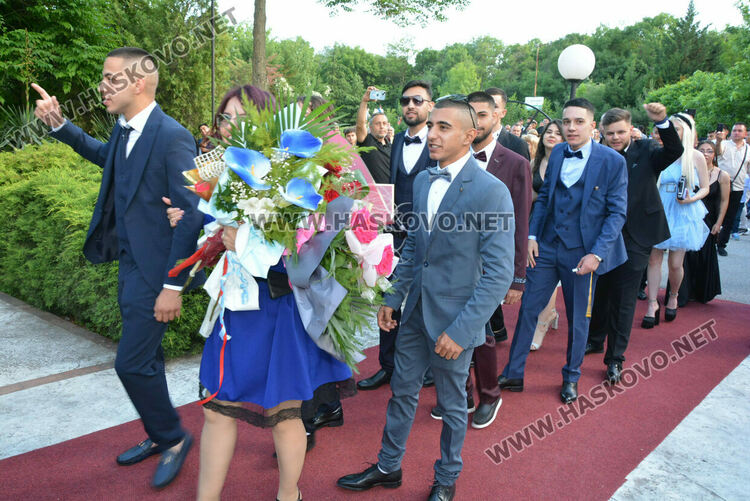 Абитуриентите на ПГМЕТ пристигнаха на бала с трактор, мотор и лъскави коли