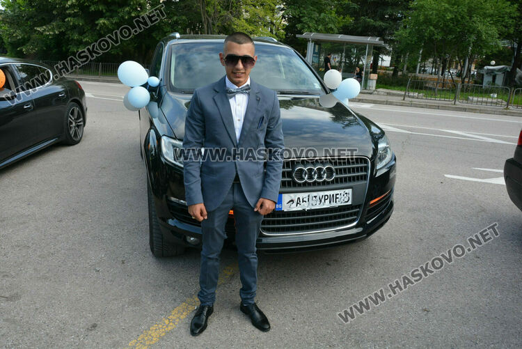 Абитуриентите на ПГМЕТ пристигнаха на бала с трактор, мотор и лъскави коли