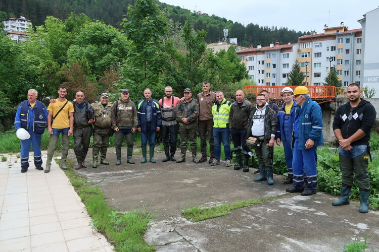 Националната електрическа компания зариби река Черна с балканска пъстърва 