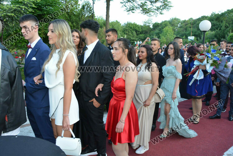 Абитуриентите на ПГМЕТ пристигнаха на бала с трактор, мотор и лъскави коли