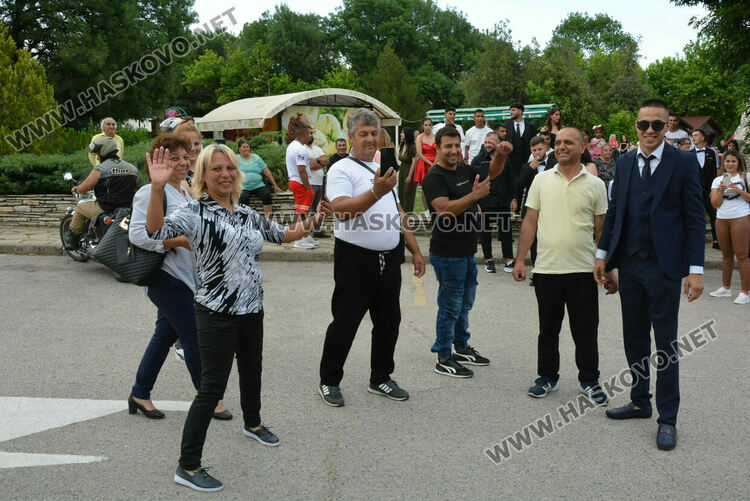 Абитуриентите на ПГМЕТ пристигнаха на бала с трактор, мотор и лъскави коли