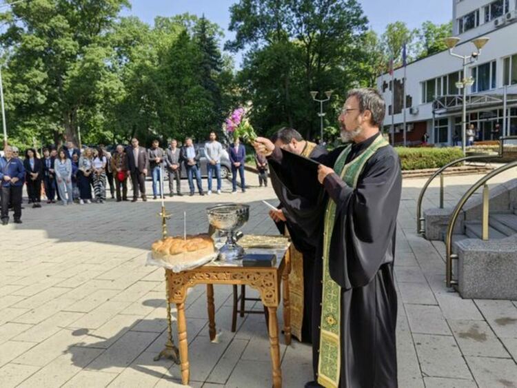 Пред храм „Св. Иван Рилски“ в Перник бе отслужен молебен и водосвет за здраве и благоденствие