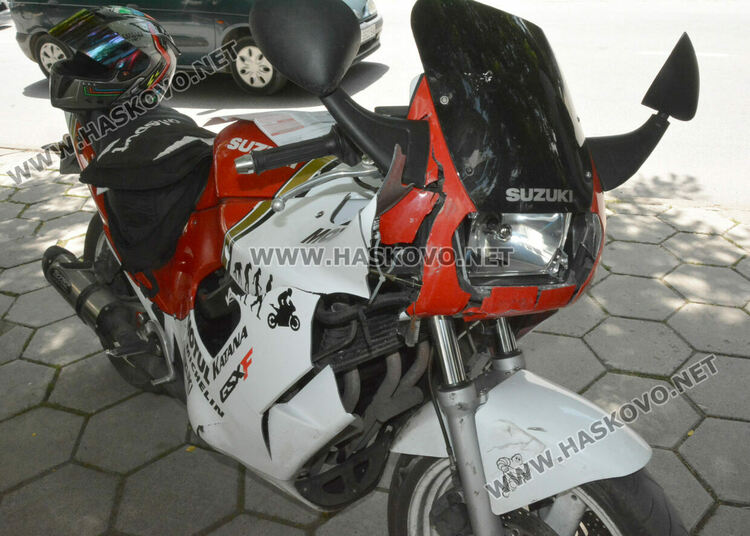 Моторист се блъсна в кола до Обредния дом в Хасково