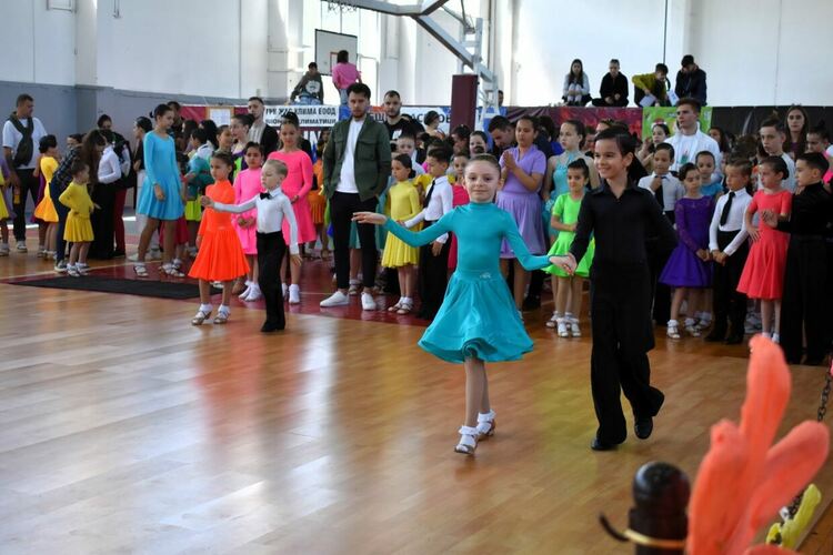 Близо 400 деца на турнир по спортни танци в Асеновград