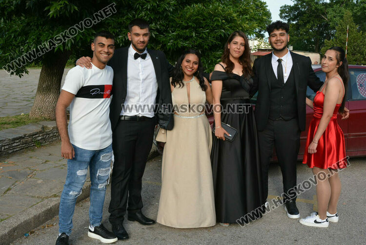 Абитуриентите на ПГМЕТ пристигнаха на бала с трактор, мотор и лъскави коли