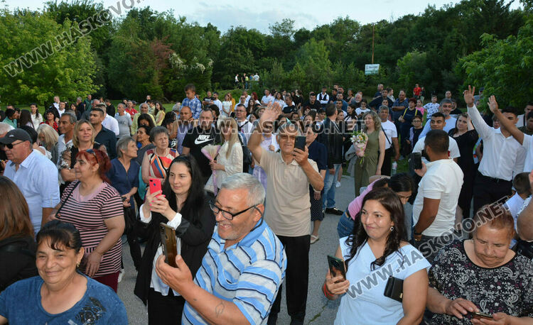 Абитуриентите на ПГМЕТ пристигнаха на бала с трактор, мотор и лъскави коли