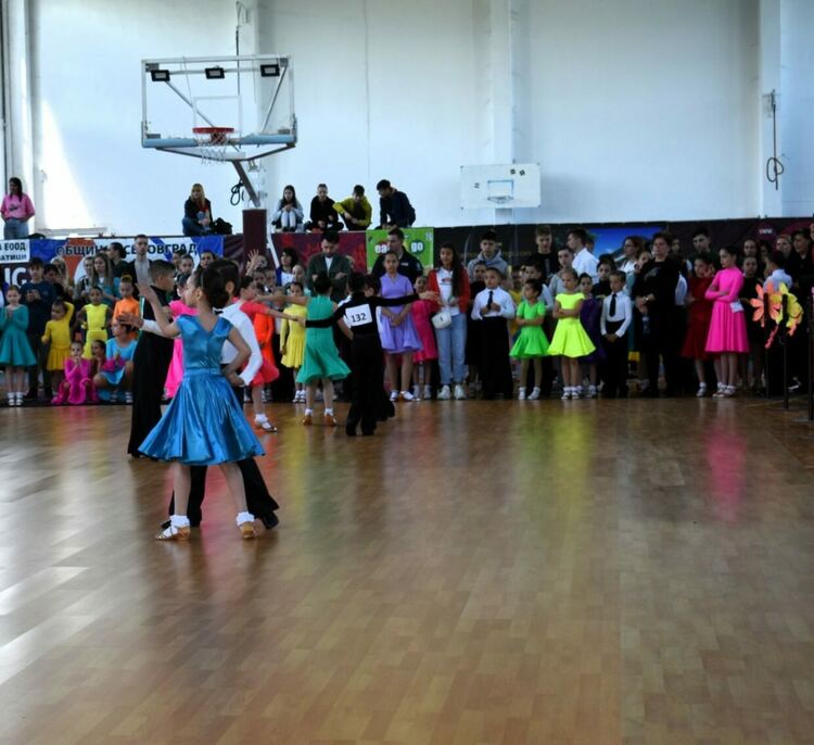 Близо 400 деца на турнир по спортни танци в Асеновград