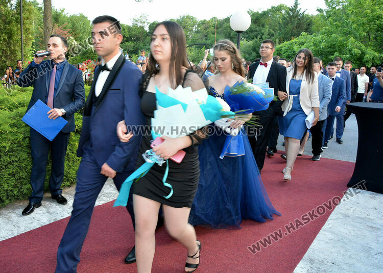 Абитуриентите на ПГМЕТ пристигнаха на бала с трактор, мотор и лъскави коли