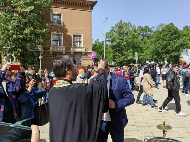 Пред храм „Св. Иван Рилски“ в Перник бе отслужен молебен и водосвет за здраве и благоденствие