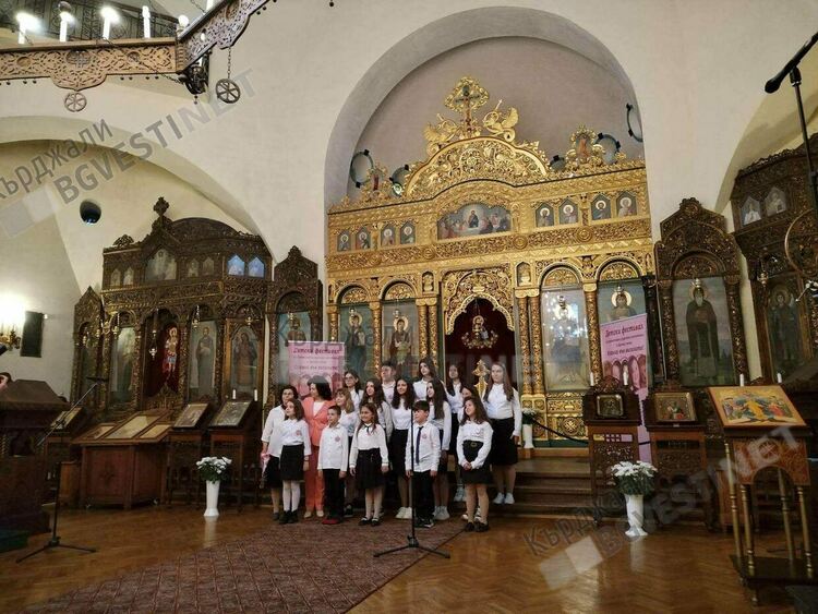 Паисиевци възхитиха участниците на фестивал за православни и църковни песнопения
