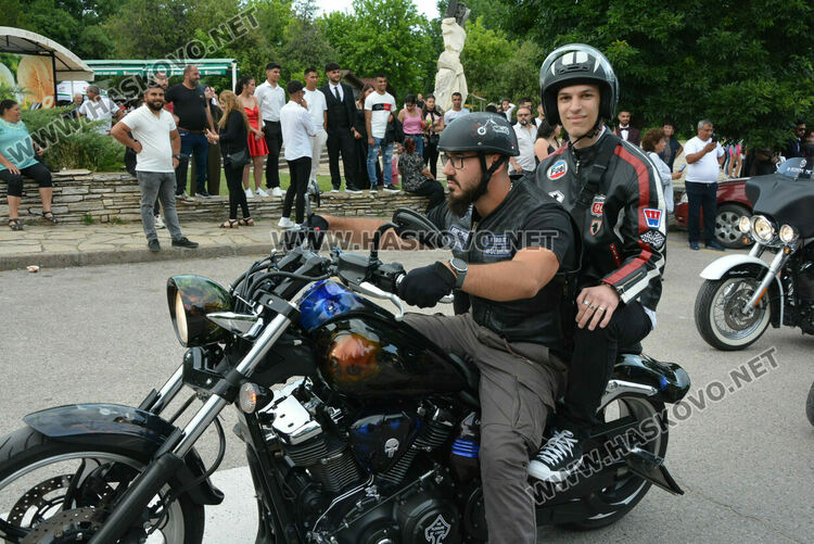 Абитуриентите на ПГМЕТ пристигнаха на бала с трактор, мотор и лъскави коли