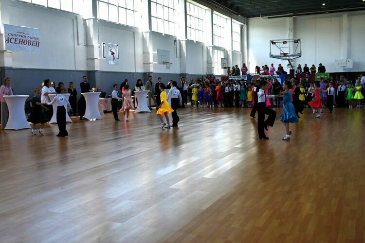 Близо 400 деца на турнир по спортни танци в Асеновград