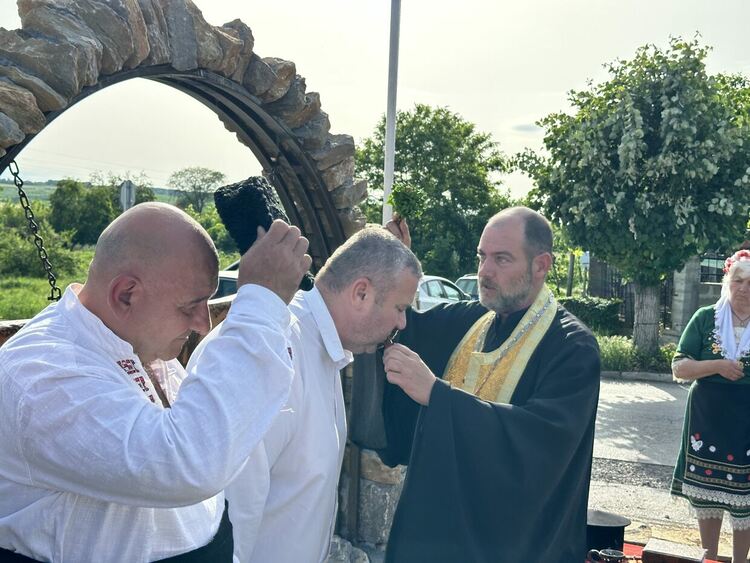 Нова каменна арка посреща жителите и гостите на Узунджово 