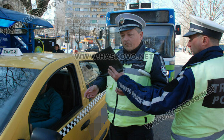 Дрогиран водач на такси блъсна пешеходка в Хасково