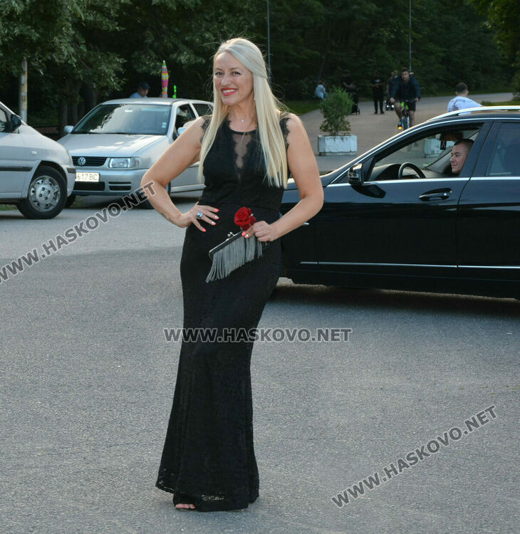 Абитуриентите на ПГМЕТ пристигнаха на бала с трактор, мотор и лъскави коли