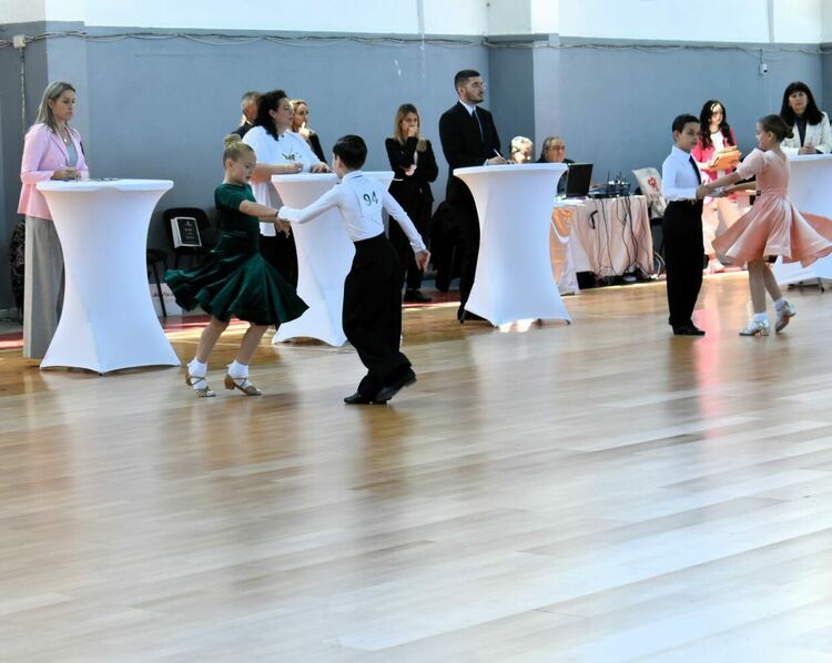 Близо 400 деца на турнир по спортни танци в Асеновград