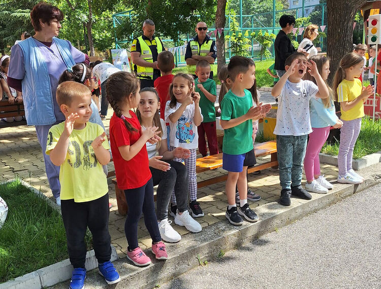 Деца от „Слънце“ показаха знания и умения за пътна безопасност