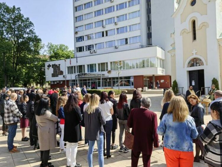 Пред храм „Св. Иван Рилски“ в Перник бе отслужен молебен и водосвет за здраве и благоденствие