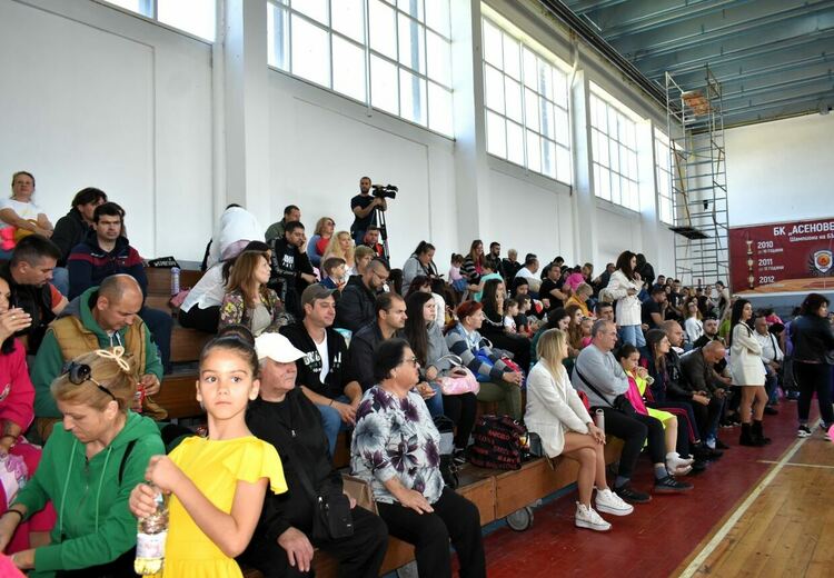 Близо 400 деца на турнир по спортни танци в Асеновград