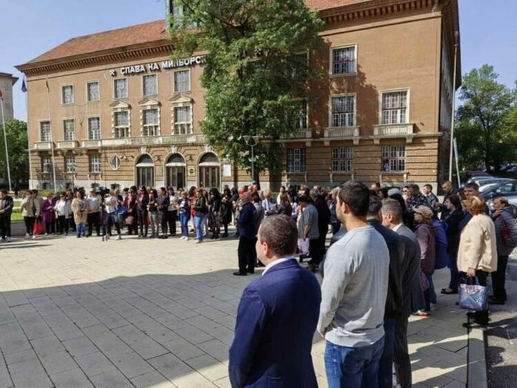Пред храм „Св. Иван Рилски“ в Перник бе отслужен молебен и водосвет за здраве и благоденствие