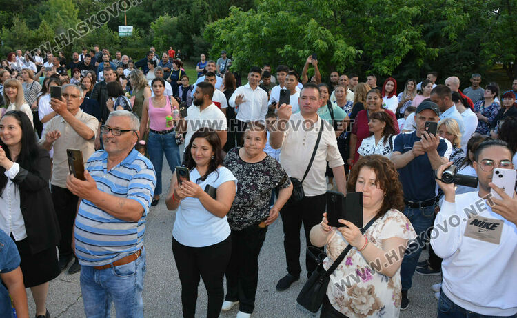 Абитуриентите на ПГМЕТ пристигнаха на бала с трактор, мотор и лъскави коли