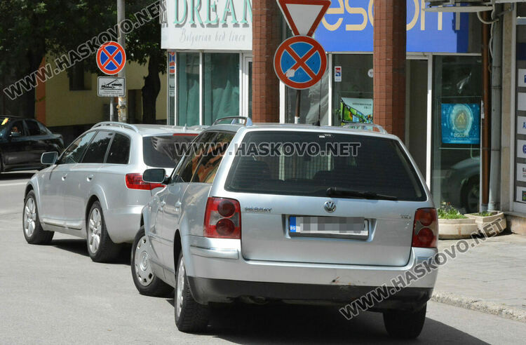 Моторист се блъсна в кола до Обредния дом в Хасково