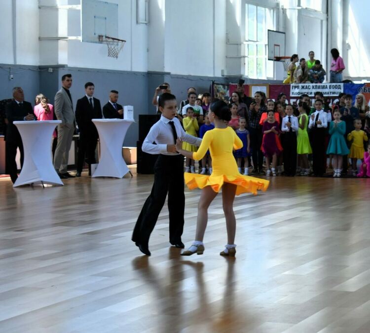 Близо 400 деца на турнир по спортни танци в Асеновград