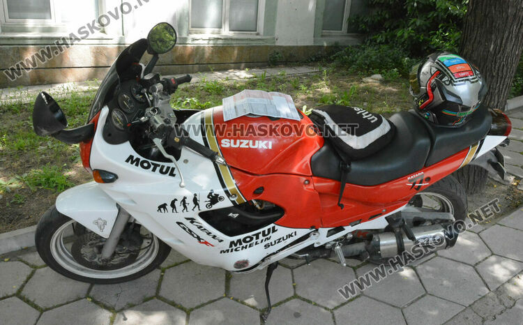 Моторист се блъсна в кола до Обредния дом в Хасково