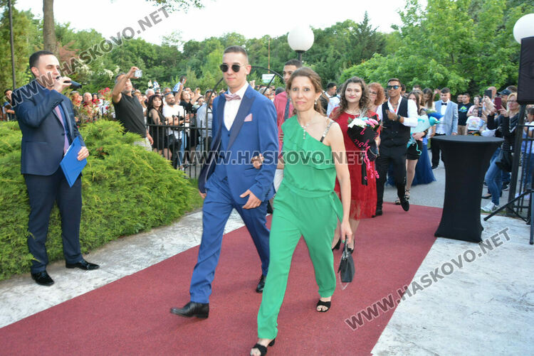 Абитуриентите на ПГМЕТ пристигнаха на бала с трактор, мотор и лъскави коли