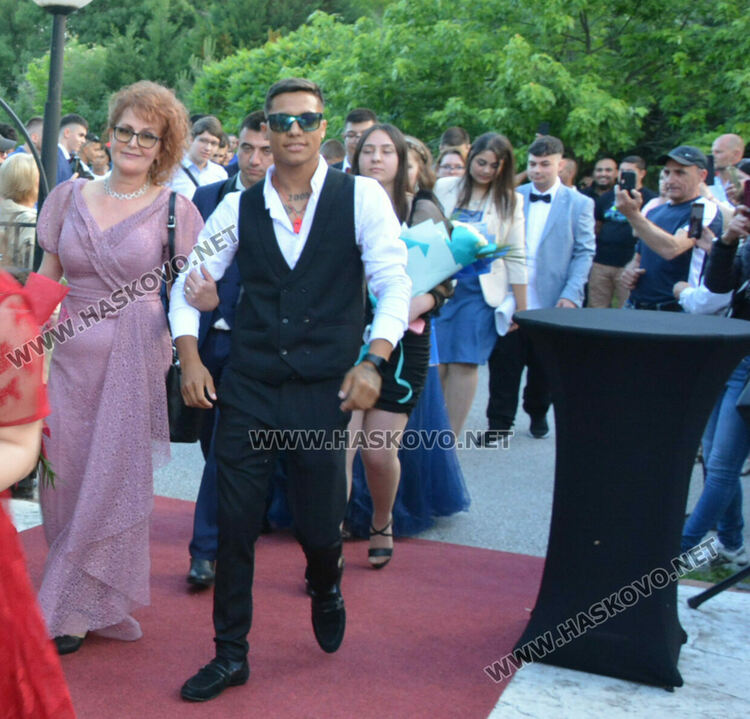 Абитуриентите на ПГМЕТ пристигнаха на бала с трактор, мотор и лъскави коли