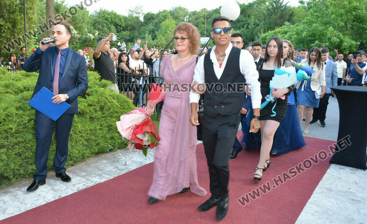 Абитуриентите на ПГМЕТ пристигнаха на бала с трактор, мотор и лъскави коли