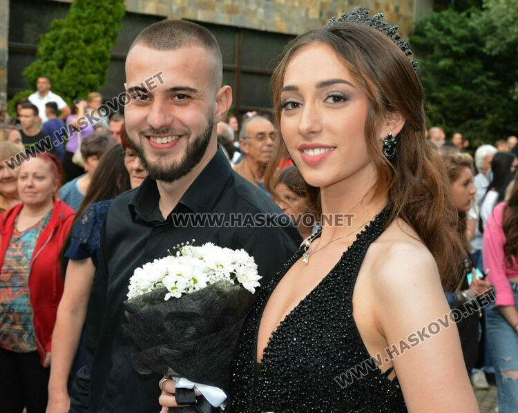 Еуфория и палитра от тоалети на бала на ПГДС в Хасково