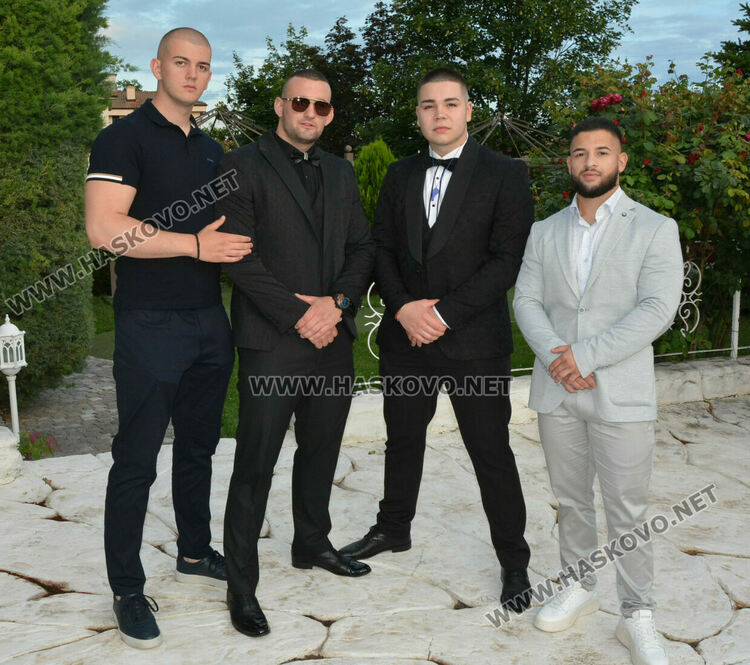 Силни випуски на ПГТАТ и Спортното училище празнуват своя бал