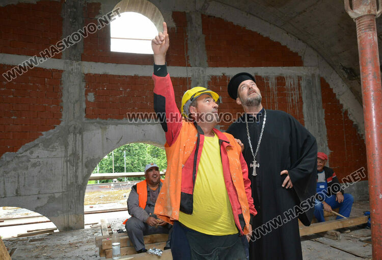 Молебен и водосвет за възобновеното преди 1 г. дострояване на църквата в „Орфей“