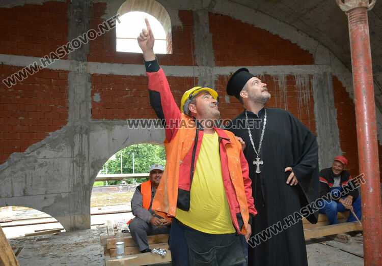 Молебен и водосвет за възобновеното преди 1 г. дострояване на църквата в „Орфей“