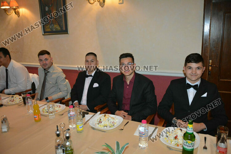 Силни випуски на ПГТАТ и Спортното училище празнуват своя бал