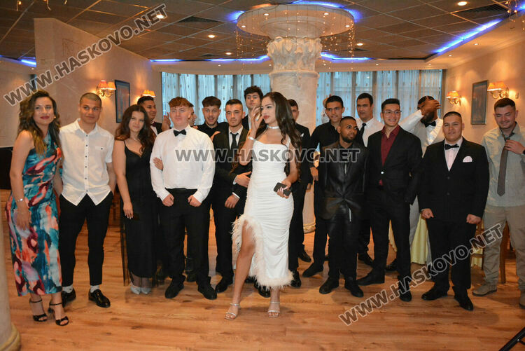 Силни випуски на ПГТАТ и Спортното училище празнуват своя бал