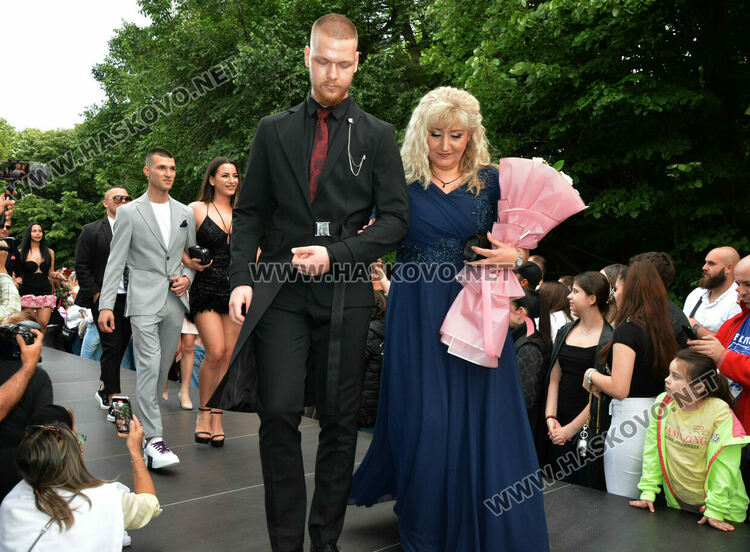 Еуфория и палитра от тоалети на бала на ПГДС в Хасково