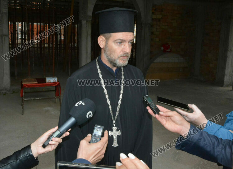 Молебен и водосвет за възобновеното преди 1 г. дострояване на църквата в „Орфей“