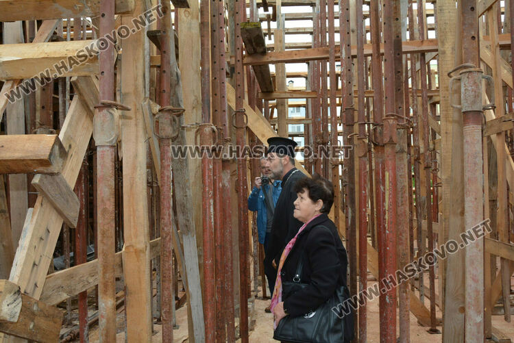 Молебен и водосвет за възобновеното преди 1 г. дострояване на църквата в „Орфей“