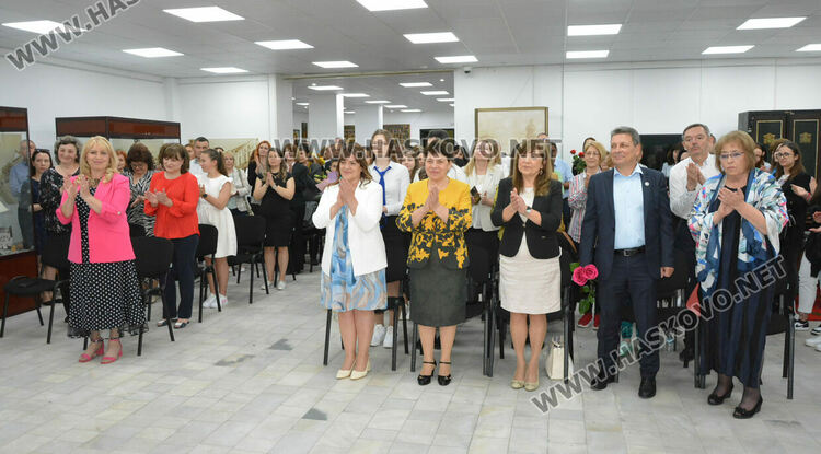 РУО награди 12 учители за заслуги и изявени ученици от Хасковско