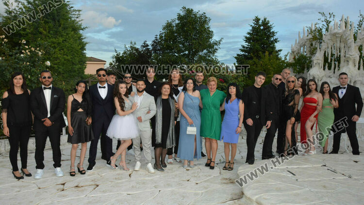 Силни випуски на ПГТАТ и Спортното училище празнуват своя бал