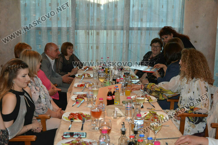 Силни випуски на ПГТАТ и Спортното училище празнуват своя бал