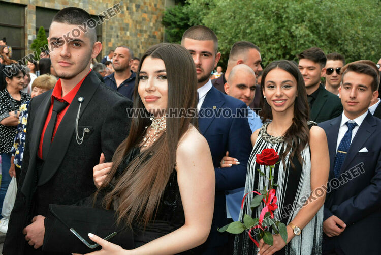 Еуфория и палитра от тоалети на бала на ПГДС в Хасково