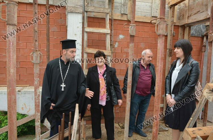 Молебен и водосвет за възобновеното преди 1 г. дострояване на църквата в „Орфей“