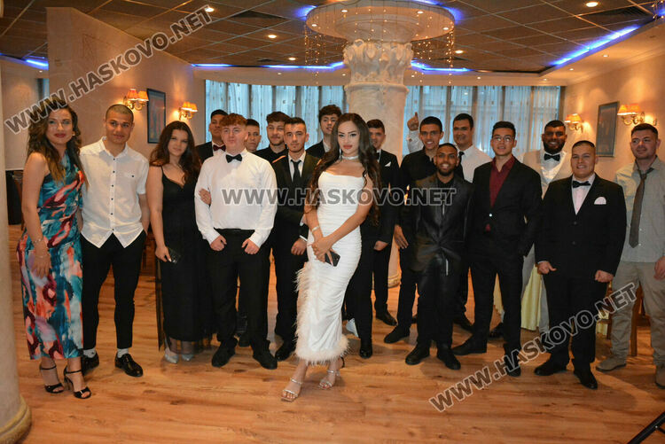 Силни випуски на ПГТАТ и Спортното училище празнуват своя бал