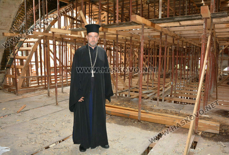 Молебен и водосвет за възобновеното преди 1 г. дострояване на църквата в „Орфей“