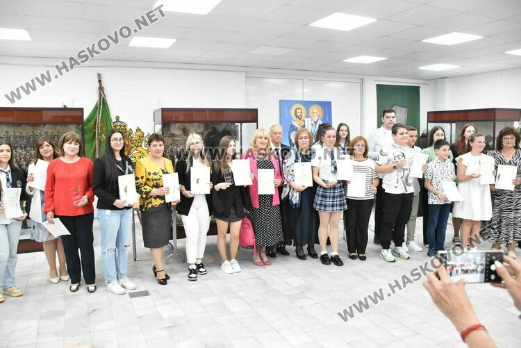 РУО награди 12 учители за заслуги и изявени ученици от Хасковско