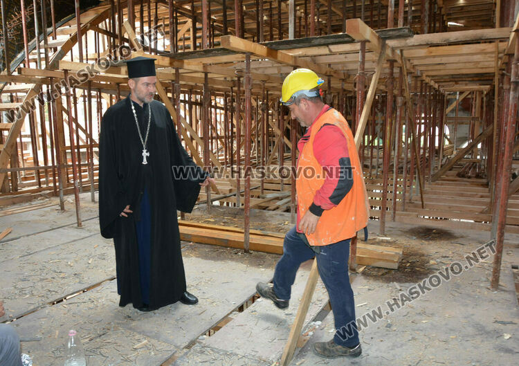Молебен и водосвет за възобновеното преди 1 г. дострояване на църквата в „Орфей“